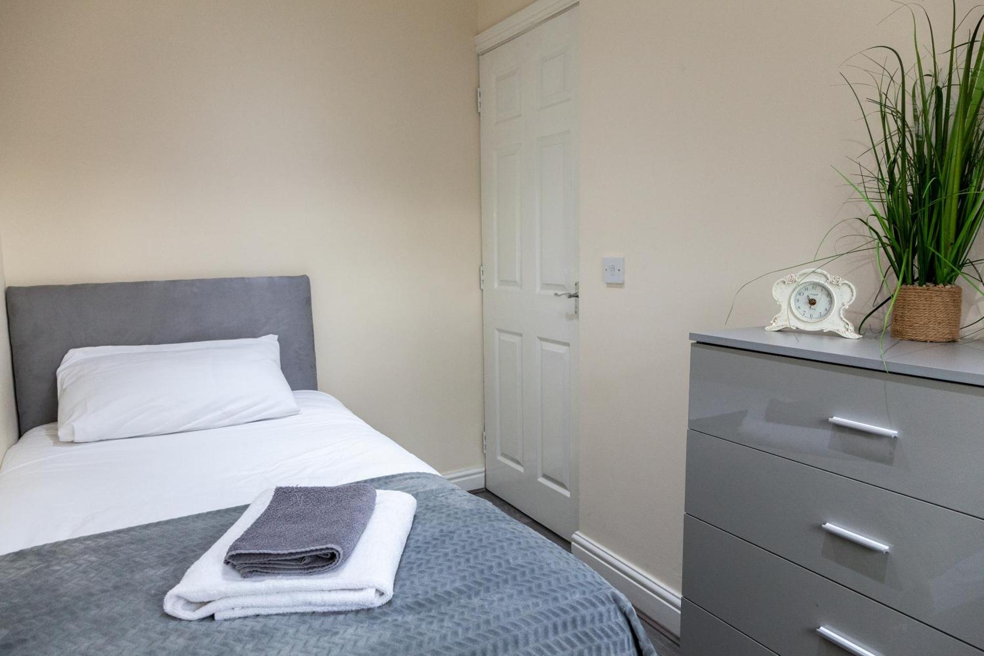Pinfold Court Apartments Knowsley Luaran gambar