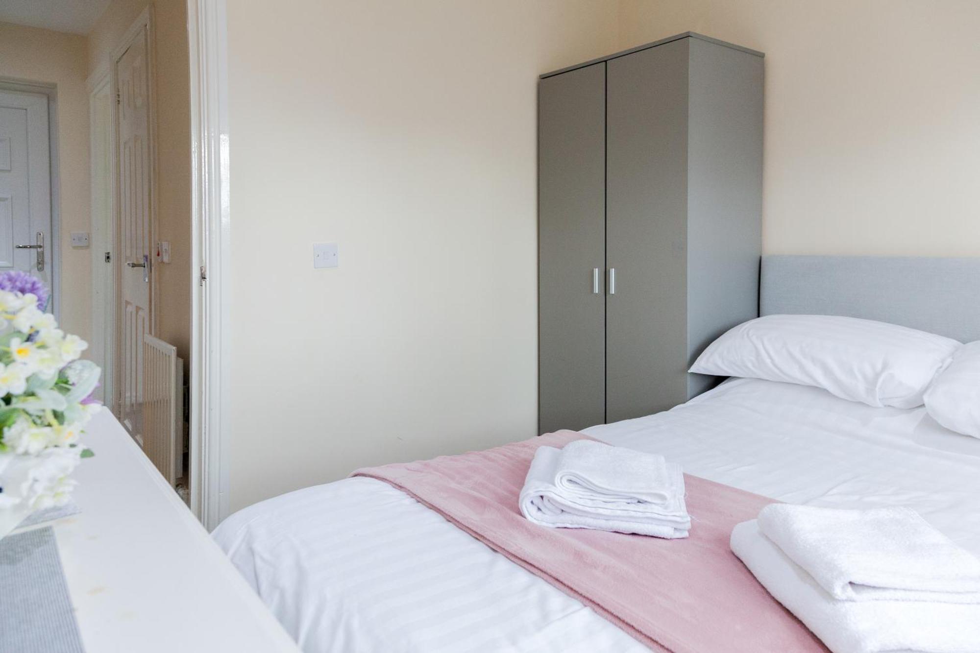 Pinfold Court Apartments Knowsley Luaran gambar